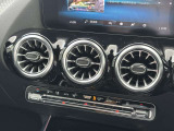 メルセデス・ベンツの定める厳しい基準をクリアしたお車のみをご案内させて頂きます。納車前整備はメーカー規定に基づき最大100項目にも及ぶ点検を熟練のメカニックによって行いご納車させて頂きます。