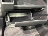 すぐに取り出せ、しまえる多彩な収納が付いてます。車検証ケースを入れるのに最適です