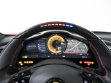 ステアリングホイールのLEDは最適なシフトタイミングをドライバーに知らせてくれます。