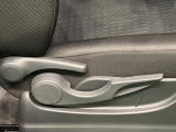 運転する人それぞれの体格に合わせてドライビングポジションをきめ細かく調整できる、運転席シ-トリフタ-が付いています(^^♪