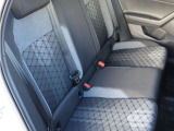 後席も使用感が少なく良好なコンディション!元社有車・低走行ならではの状態の良さがしっかり感じられます。