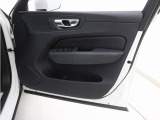 運転席ドアの全景です。キャビンを彩るすべてのものに、機能を形にした美しさが備わっています。