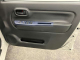 【運転席ドア】収納ポケットがあります。