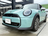 MINIのフロントグリルのデザインはイギリスで生まれた当初から、シルバーのサイドバーが折り重なった伝統的なデザインで御座います。その伝統はBMWのお車になってからでも少しずつ形を変えて守られております
