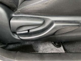 運転席シートはリクライニング機能に加えて上下にも調整可能です!
