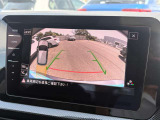 バックカメラ。ギヤをリバースに入れると車両後方の画像を映し出します。画面にはガイドラインが表示され、車庫入れや縦列駐車などの際の安全確認をサポートします。。