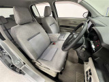 前席はベンチシート!運転席助手席間の移動ができます!小物入れを兼ねたひじ掛け付!