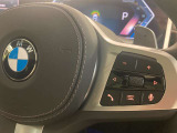 BMWのステアリングはドライバーと車体が一体感に感じれるような操作性を実現しております。また、握りやすさや操作性を向上するためにスイッチ類も配置されております。