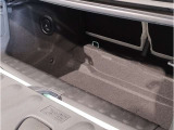【トランクルーム】全面をファブリック処理し荷物に傷がつくのを防ぎます。ラゲージルーム照明を装着。背もたれをほぼ水平まで倒すことが出来ます。大きな荷物の収納にも便利です。