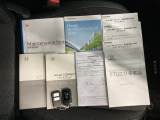 メンテナンスノート【点検整備記録簿・保証書】、取説も揃ってます。スマートキーはバッグなどにしまったままボタン操作でエンジン始動・停止やハイブリッドシステムの起動や停止ができて大変便利です