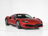 外装色には、特注カラーとして設定された深みと艶やかさを持つレッド「Rosso Imola」を採用しています。
