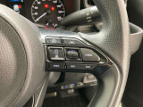 前方の車との車間を設定し、スピードを上げたり緩めたりを自動で行ってくれる追尾式の「レーダークルーズ」。上級装備の一つです!高級車にしかつかない嬉しい機能です。