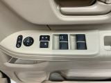 電動格納式リモコンドアミラーと、パワーウィンドウスイッチ等は運転席ドアにあります。
