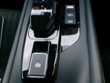 電動パーキングブレーキ装備!また、オートブレーキホールド機能もありますので、停車時ブレーキペダルから足を離してもブレーキ力を保持しているので動き出しません。(アクセルペダルを踏むと解除され発進します)
