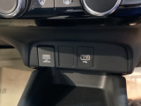 【アクセサリーソケット(電源ソケット)】電源からケーブルをつなげば、スマートフォンなどの電子機器の充電などを行うことができます!ゲーム機器や、カメラの充電にも便利ですね。