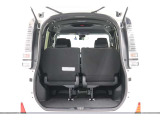 ワンタッチ操作で左右に跳ね上げ出来ます。