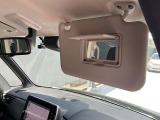 運転席には鏡付きのサンバイザーが付いていますので便利です。