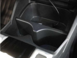 【ドリンクホルダー】内装のインテリアと一体化されたデザイン