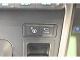 アドバンスト パーク付きです。カメラやソナーによって、周囲を監視しながら駐車を支援。障害物を検知した場合には警報を鳴らし、ブレーキ制御を行うことで接触回避を支援します。