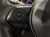ステアリングスイッチ付きで、運転中に視線を前に向けたまま操作できます。