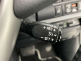 クルーズコントロール機能が付いています。 速度を設定するとアクセルを踏まなくても一定の速度で走ることができます。  高速道路ではとても便利な装置なんです。