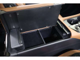 運転席からも助手席からも使いやすい左右両開きタイプのセンターコンソールボックスです。ボックス内にはアクセサリーソケットや通信/給電用USB(Type-C)が装備されています。