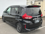 コンビネーションランプを高い位置に配置、後続車に見やすいデザインで安全にも配慮。