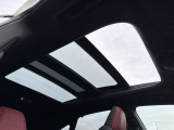 【パノラマルーフ】車内の解放感が一気に上がる大型パノラマルーフに調光機能がプラス!日差しが強い時、シェードを閉めなくてもガラスの透明度を調整することで心地よい明るさに♪