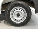 【リアタイヤ】重いお荷物を積んだ際もしっかりと車体を支える頑丈なタイヤです。溝も残っており、毎日のお仕事や趣味での移動を足元から安全にサポートします。