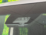 【三菱e-Assist】走行中に前方の車両等を認識し、衝突しそうな時は警報とブレーキで衝突回避と被害軽減をアシスト。より安全にドライブをお楽しみいただけます。