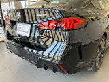 どっしりとしたバンパー下部のデザインはBMWの高級感を際立たせると共にスポーティーさを演出しております。