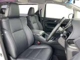 高いホールド性で運転姿勢が安定します。長距離ドライブでも疲れにくいのが魅力です。快適なドライビングライフをお送りください♪