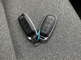 インテリジェントキー 持っていればドアノブのボタンを押せば施錠や施錠を解除 エンジンスタートボタンを押せばエンジンスタートといちいちポケット(鞄からキーを出さなくても良いんです)