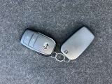 【スマートエントリーシステム】キーをポケットやバッグから取り出さなくてもドアの開閉やエンジンスタートができるすぐれものです。車の乗り降りも「スマート」に決めましょう♪