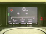 必要な情報をひと目で確認できるデジタルメーター。シンプルで分かりやすい表示で、快適なドライブをサポートしてくれるでしょう。運転中の視線移動も抑えられます。
