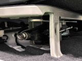 リヤシ-トの下(運転席側)にはジャッキ&工具が収納されています♪荷物を積載したままでもすぐに取り出せます。