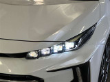 LEDヘッドライトです。デザイン性がよくとても明るいので、夜間の走行や悪天候でも安心です。しかも長寿命!