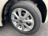 日産純正アルミホイールが足元を引き締めます。