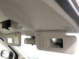 運転席と助手席にちょっとした身だしなみのチェックに便利なバニティミラー付サンバイザー♪