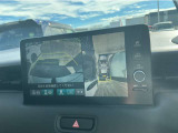 【バックカメラ】運転が苦手な方も車庫入れラクラク。ギアをリバースに入れれば自動的に切り換わりますので、面倒な操作は不要です。狭い駐車場も大切なお車を傷つけず安心です。