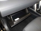 車検証などの収納に便利なグローブボックスです。