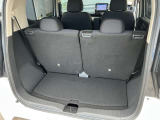 バックドアは大きく開きます。定員乗車時でも十分広いラゲッジスペースを確保しています