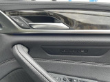 【メモリー機能付きパワーシート】運転手が代わってもボタン一つで設定ポジションに。常にご自身のドライブ設定が整います
