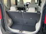 バックドアは大きく開きます。定員乗車時でも十分広いラゲッジスペースを確保しています