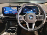 【ハンドル】ドライバーとBMW車の一体感がダイレクトに伝わるステアリングホイール。形状・太さへの拘りに加えて、操作性を高める為にスイッチ類も配置。クイックかつ安定のドライビングを体感下さい!