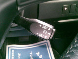 クルーズコントロール機能がついています。高速道路などで速度を設定するとアクセルを踏まなくても一定の速度で走ることが出来ます。高速道路のロングドライブもラクラク。
