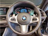 BMWのステアリングはドライバーと車体が一体感に感じれるような操作性を実現しております。また、握りやすさや操作性を向上するためにスイッチ類も配置されております。