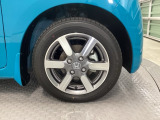 かっこいい【アルミホイール】を履いていますので、足元を引きしまっていますね。