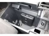 運転席からも助手席からも手が届きやすく、小物などを置いておくのにとても便利♪