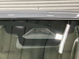 【デュアルセンサーブレーキサポートII】フロントガラス上部にあるセンサー部です。単眼カメラとミリ波レーダーで車両前方の状況を検知し各種制御を行います。衝突被害軽減ブレーキ・誤発進抑制機能 等